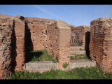 01031 ostia - regio ii - decumanus maximus - terme di nettuno (ii,iv,2) - 2. raum - treppe - westende - bli ri norden - 01-2024.jpg